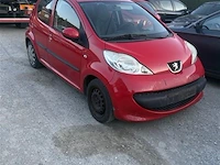 Personenauto - afbeelding 1 van  9