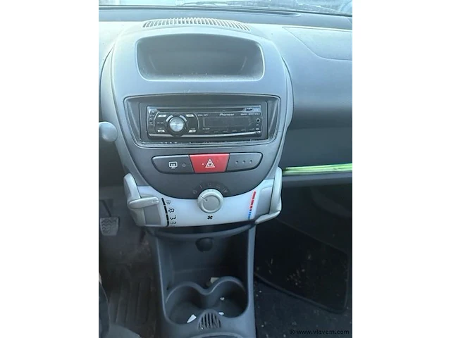 Personenauto - afbeelding 8 van  9