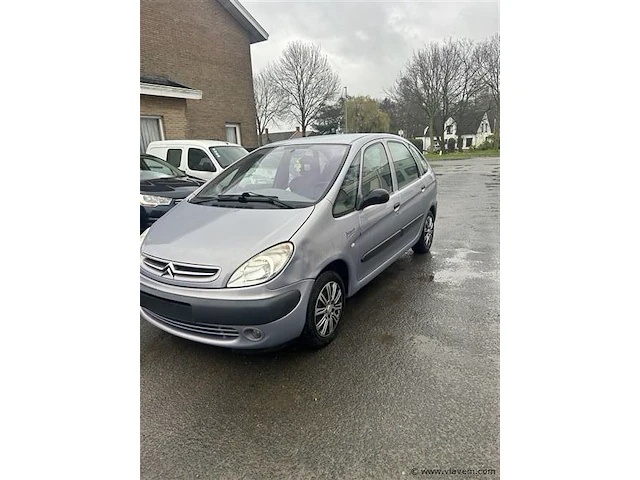Personenauto - afbeelding 1 van  8