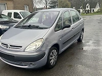 Personenauto - afbeelding 1 van  8