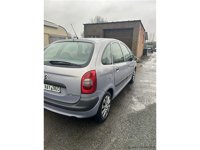 Personenauto - afbeelding 3 van  8