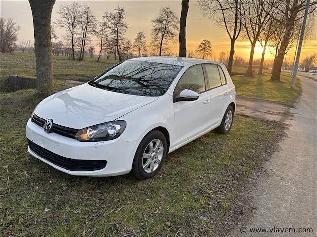 Personenauto - afbeelding 1 van  7
