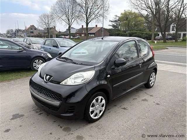 Personenauto - afbeelding 1 van  4