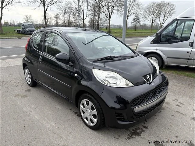 Personenauto - afbeelding 2 van  4