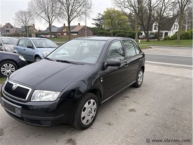 Personenauto - afbeelding 1 van  8