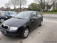 Personenauto - afbeelding 1 van  8