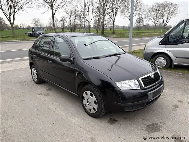 Personenauto - afbeelding 2 van  8