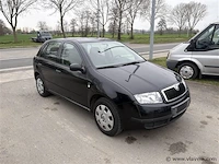 Personenauto - afbeelding 2 van  8