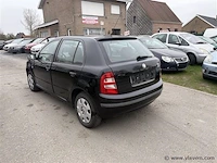 Personenauto - afbeelding 4 van  8