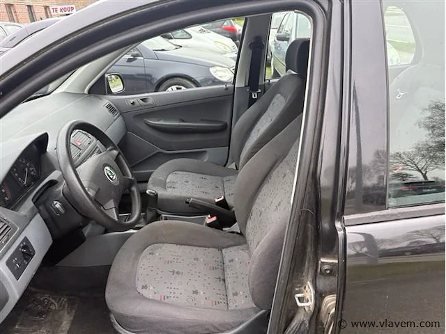 Personenauto - afbeelding 6 van  8