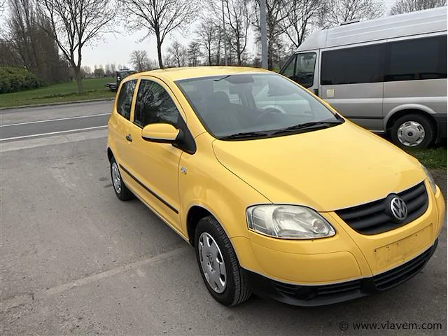 Personenauto - afbeelding 2 van  8