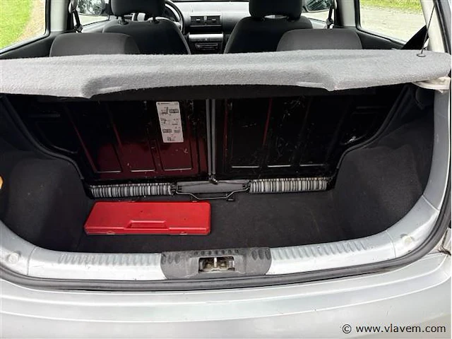 Personenauto - afbeelding 6 van  10