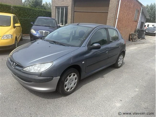 Personenauto - afbeelding 1 van  7
