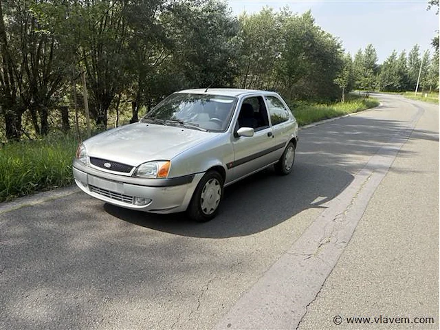 Personenauto - afbeelding 1 van  8