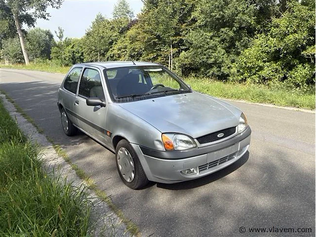 Personenauto - afbeelding 2 van  8