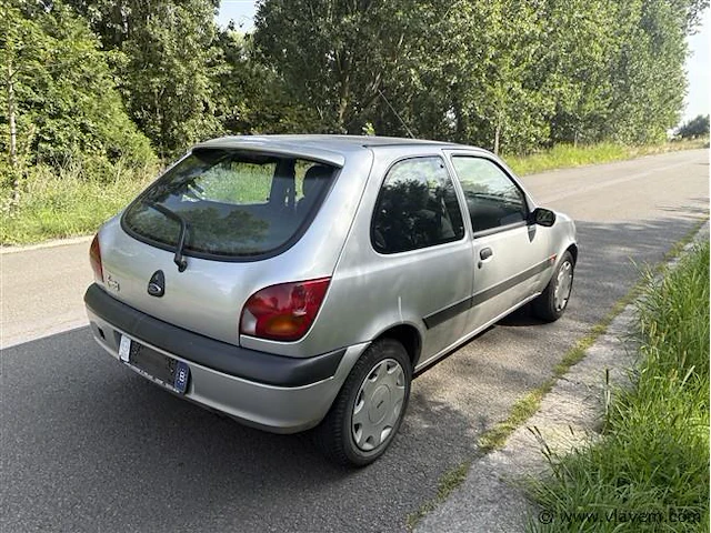 Personenauto - afbeelding 3 van  8