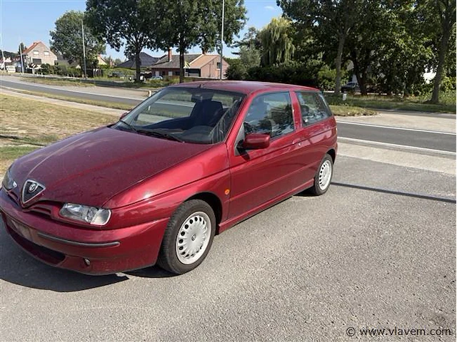 Personenauto - afbeelding 1 van  8