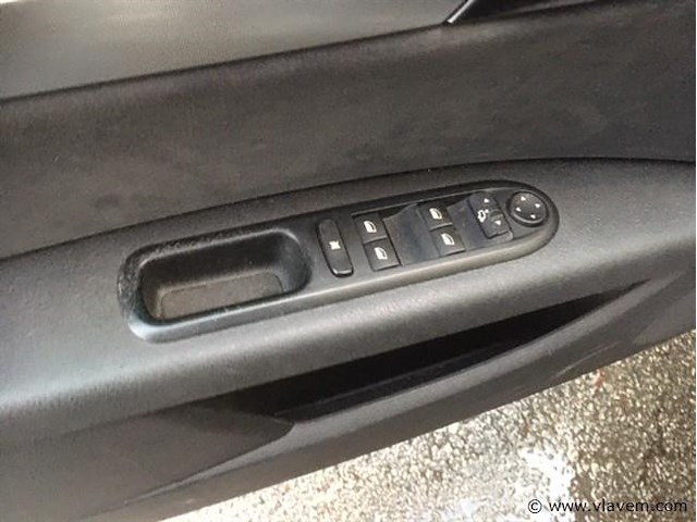 Personenauto - afbeelding 3 van  23