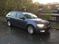 Personenauto - afbeelding 12 van  23