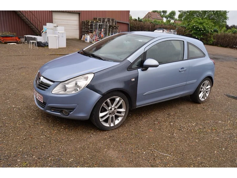 Personenwagen opel corsa, flatscreen tv, winterbanden, platenspeler, sierstukken, lp's, enz