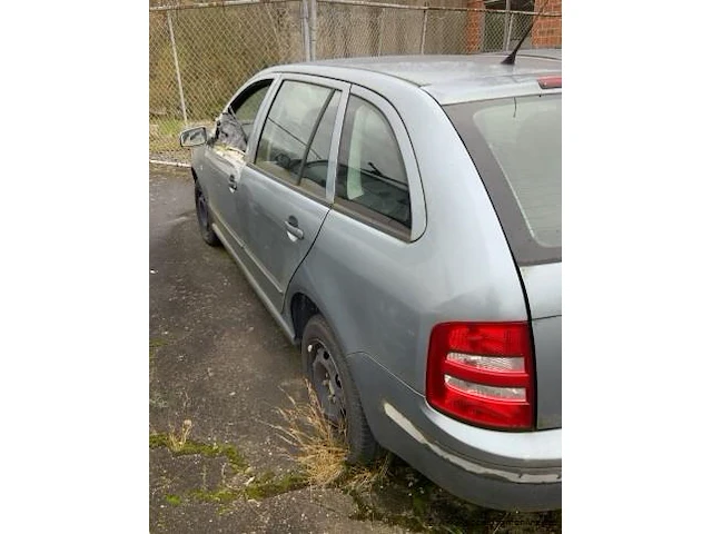 Personenwagen skoda, werking niet gekend, zonder boorddocumenten, zonder sleutels - afbeelding 1 van  4