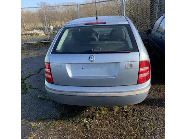 Personenwagen skoda, werking niet gekend, zonder boorddocumenten, zonder sleutels - afbeelding 2 van  4