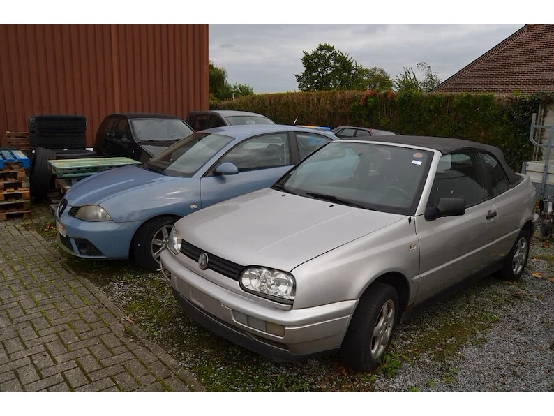 Personenwagen volkswagen golf, zitmaaier white