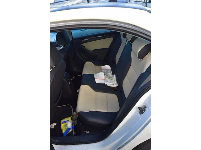 Personenwagen volkswagen jetta, type 16, variant aacffbx0, versie fm6fm62q025n7mgn1vr0, ch.nr. wvwzzz16zbm086090, bj.21.06.2011 (sleutel, boorddocumenten: geen inschrijvingsbewijs (roze formulier), gelijkvormigheidsattest) - afbeelding 28 van  30
