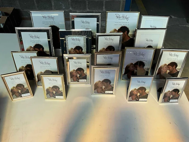 Peter hadley diverse kleuren en maten fotolijsten o.a. verzilverd (19x) - afbeelding 1 van  10