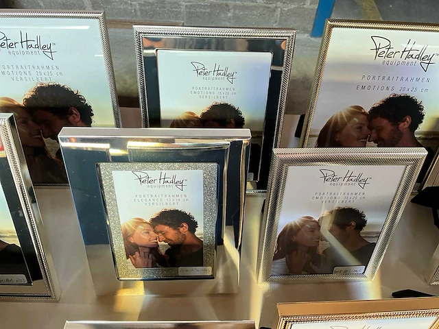 Peter hadley diverse kleuren en maten fotolijsten o.a. verzilverd (19x) - afbeelding 7 van  10