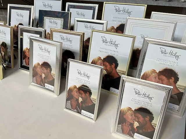 Peter hadley diverse kleuren en maten fotolijsten o.a. verzilverd (19x) - afbeelding 9 van  10