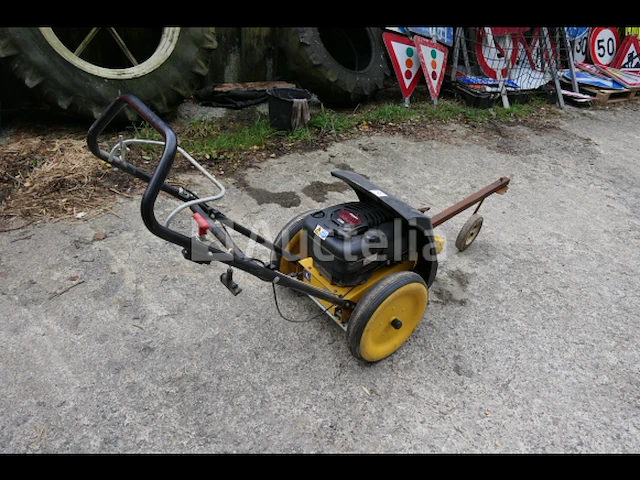 Petersen pro-trim 600 borstelmachine op wielen - afbeelding 1 van  11