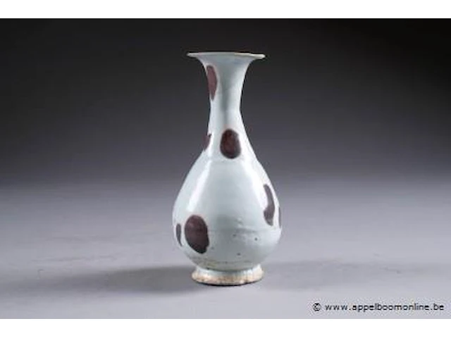Petit vase "qingbai". a embouchure en trompette. céramique à glaçure tachetée de brun. chine. probablement de la période yuan. - afbeelding 1 van  1