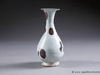 Petit vase "qingbai". a embouchure en trompette. céramique à glaçure tachetée de brun. chine. probablement de la période yuan.