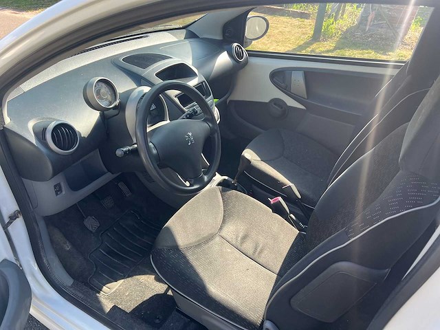 Peugeot - 2009 - 107 - personenauto - afbeelding 9 van  28