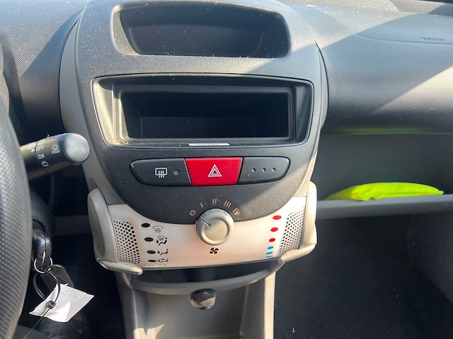Peugeot - 2009 - 107 - personenauto - afbeelding 13 van  28