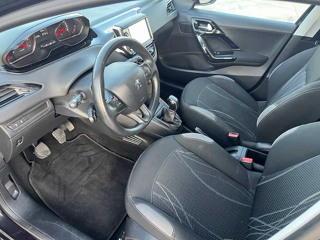 Peugeot - 2014 - 208 - personenauto - afbeelding 17 van  28