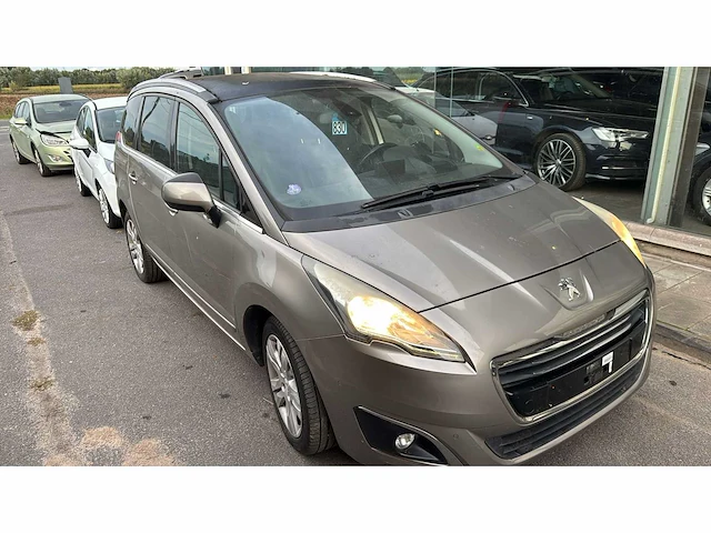 Peugeot 5008 personenauto - afbeelding 1 van  31