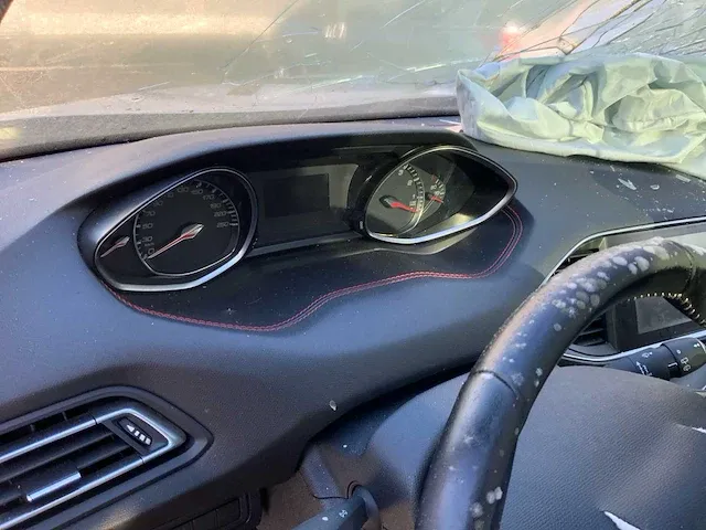 Peugeot personenauto wrak - afbeelding 9 van  10