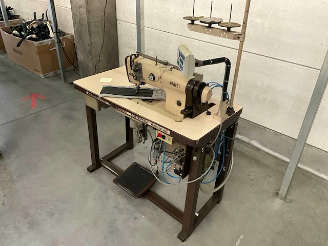 Pfaff 1naalds drievoudig transport machine type 1445 - afbeelding 1 van  4