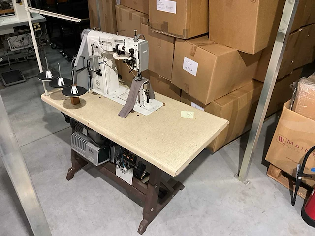 Pfaff 2naalds zuilmachine, drievoudig transport met draadafsnijder type 1296 - afbeelding 1 van  8