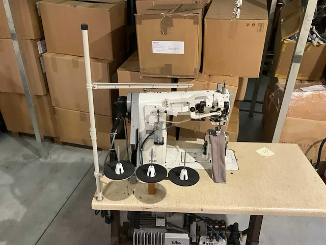 Pfaff 2naalds zuilmachine, drievoudig transport met draadafsnijder type 1296 - afbeelding 2 van  8