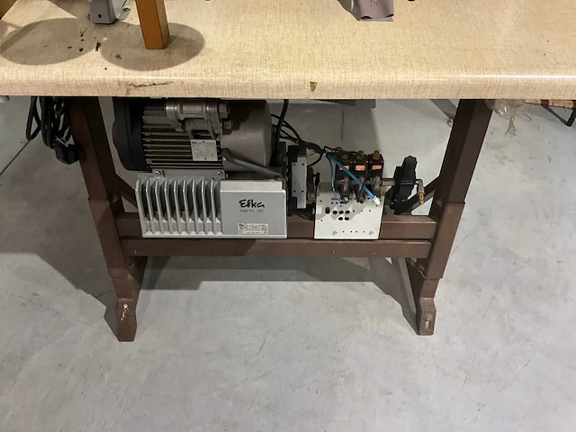 Pfaff 2naalds zuilmachine, drievoudig transport met draadafsnijder type 1296 - afbeelding 3 van  8