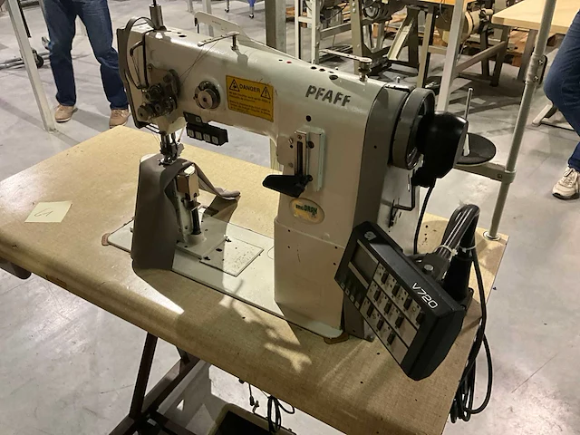 Pfaff 2naalds zuilmachine, drievoudig transport met draadafsnijder type 1296 - afbeelding 5 van  8