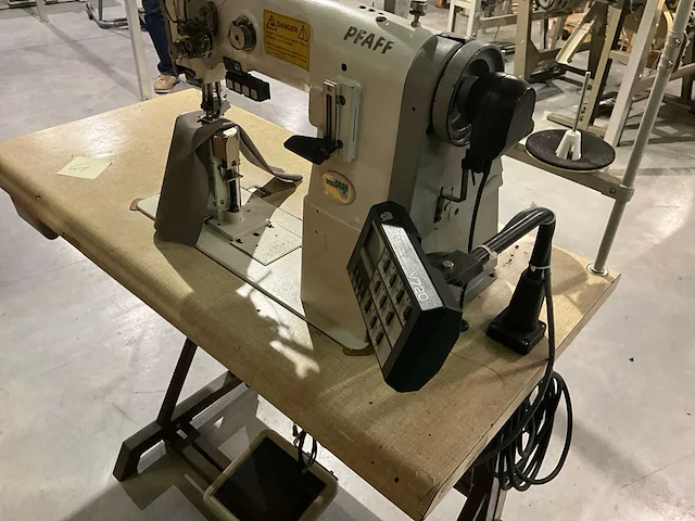 Pfaff 2naalds zuilmachine, drievoudig transport met draadafsnijder type 1296 - afbeelding 6 van  8