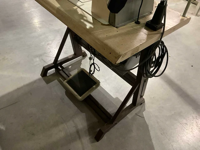 Pfaff 2naalds zuilmachine, drievoudig transport met draadafsnijder type 1296 - afbeelding 7 van  8