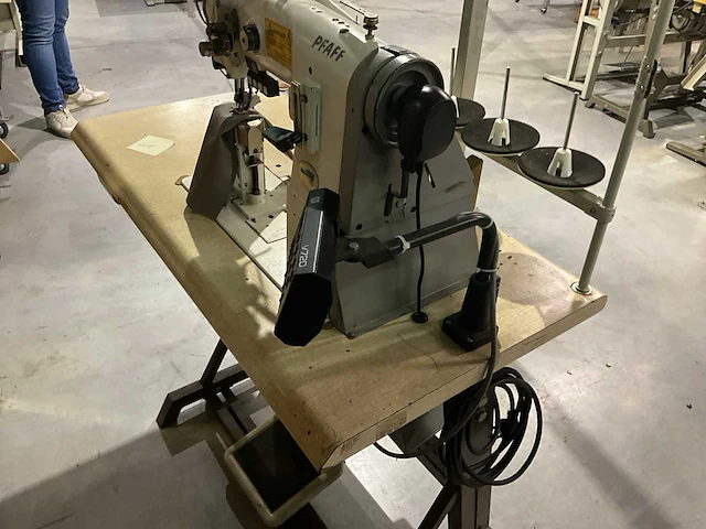 Pfaff 2naalds zuilmachine, drievoudig transport met draadafsnijder type 1296 - afbeelding 8 van  8