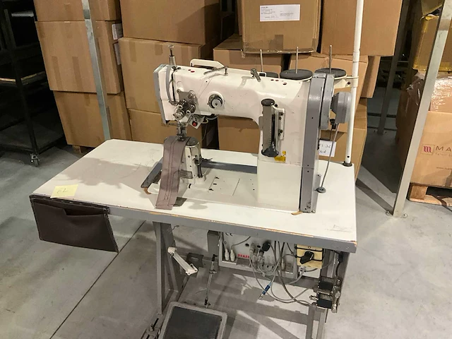 Pfaff 2naalds zuilmachine, drievoudig transport met draadafsnijder type 1296 - afbeelding 2 van  6