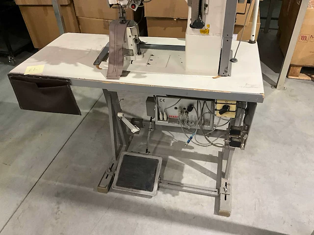 Pfaff 2naalds zuilmachine, drievoudig transport met draadafsnijder type 1296 - afbeelding 3 van  6