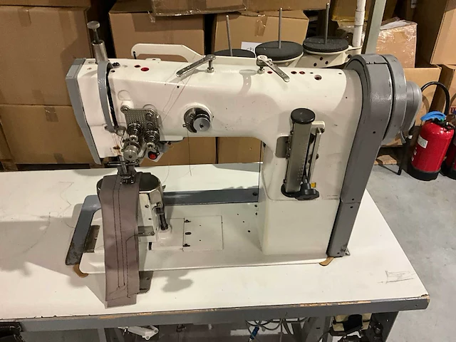 Pfaff 2naalds zuilmachine, drievoudig transport met draadafsnijder type 1296 - afbeelding 4 van  6